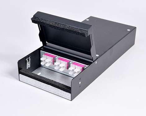 Consolidation Box, Stahl, 24 x LCPC, 50/125µm OM4 (6xLCPC quad)